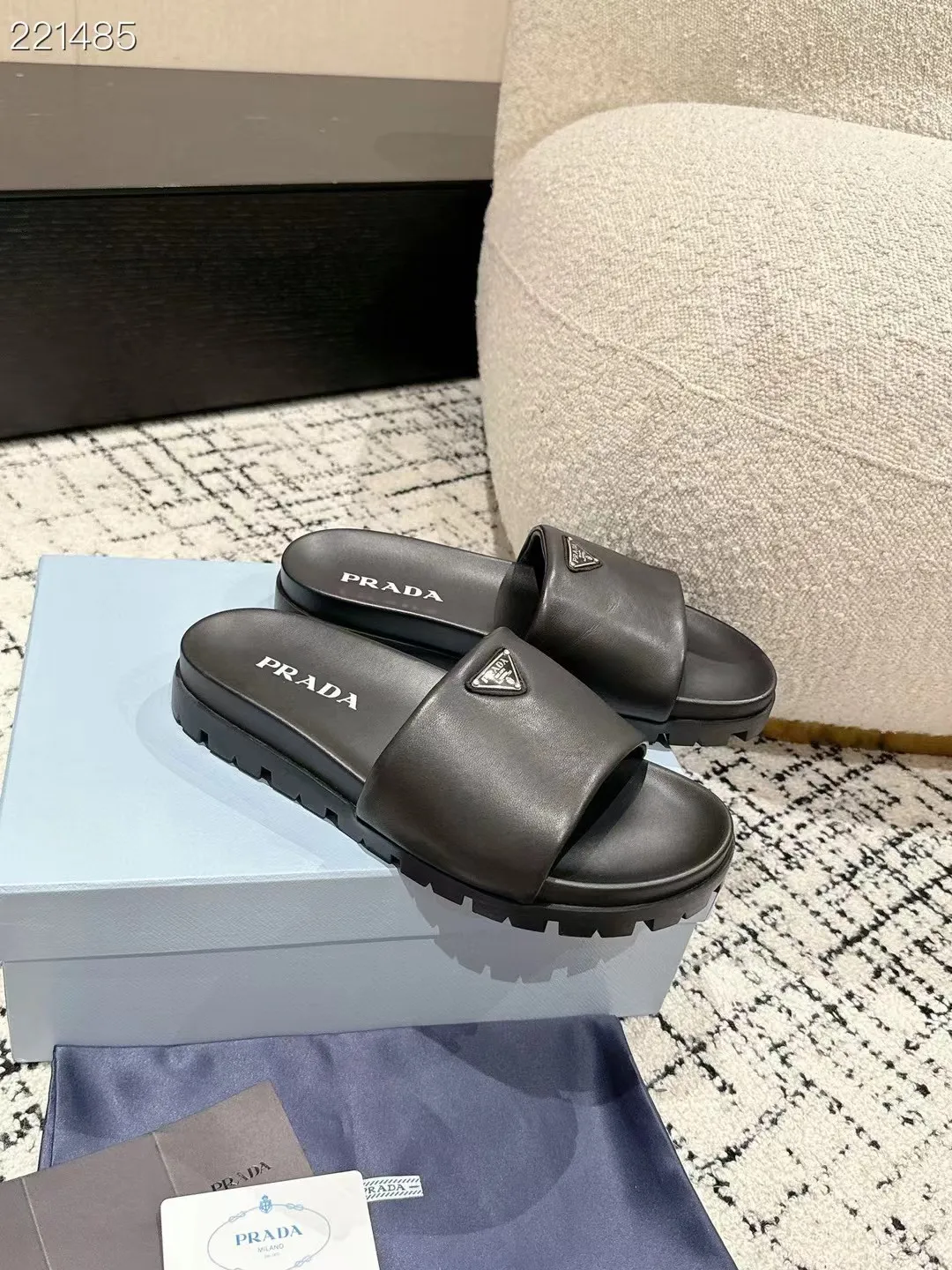 👟👟Ex-factory price 460👟👟 Couple model latest series! Prada 2024 spring and summer new sandals, double-breasted slippers, the latest catwalk series, classic upgrades, comfort and fashion coexist, every color combination looks good, and the design matches different style needs. Upper: original customized cowhide lining: original customized sheepskin lining, cowhide foot pads. Outsole: original molded non-slip outsole. Shoe size: women's size 35-40 (4142 customized) Men's size 39-45 (45 customized)